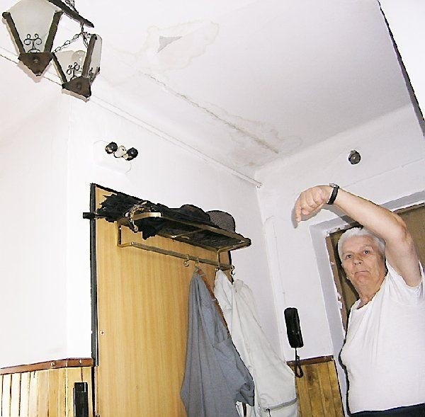 Romuald Bogdanowicz, właściciel jednego  z mieszkań, pokazuje zacieki
