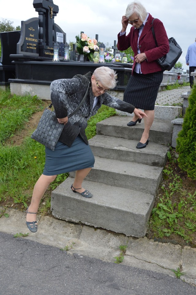 Panie Ludwika Argasińska (z lewej) i Maria Cygan (z prawej) mają trudności z poruszaniem się po cmentarnych alejkach