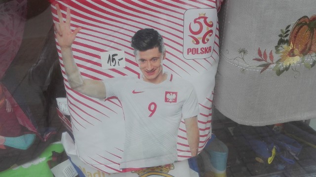 Czy poduszka z poszewką, z której uśmiecha się Robert Lewandowski, ma gwarantować sny o wygranej Polaków?