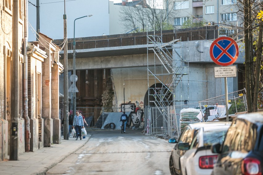 Przebudowa wiaduktów, budowa mostów i układanie dodatkowych...