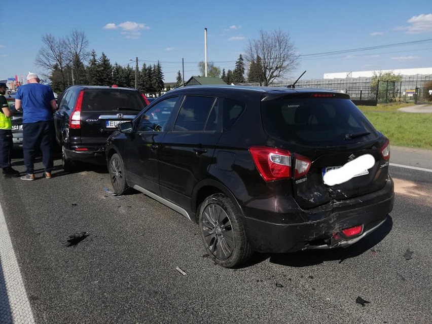 Wypadek pod Łodzią. Zderzyło się aż 6 samochodów. 2 osoby zostały ranne w wypadku na drodze krajowej w Rzgowie ZDJĘCIA