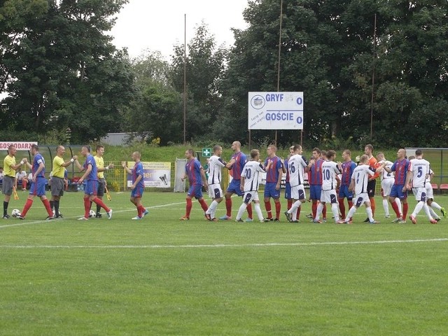 Gryf Słupsk sfinalizował rozmowy dotyczące kontraktów z dwoma podstawowymi zawodnikami. Łukasz Stasiak i Marcin Kozłowski mają umowy do grudnia 2015 r. Przedstawiamy jak to wygląda u innych graczy.