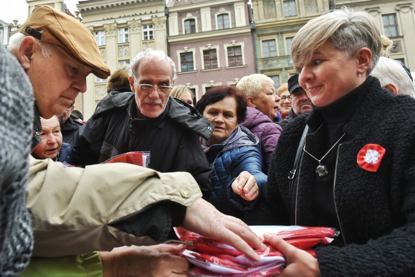 Poznań: Kolejka po flagi Polski na Starym Rynku....