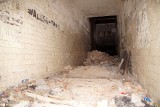 Zamknięty i opuszczony tunel na dworcu kolejowym w Kostrzynie to miejsce jak z horroru. Tu czas zatrzymał się w latach 90.! 
