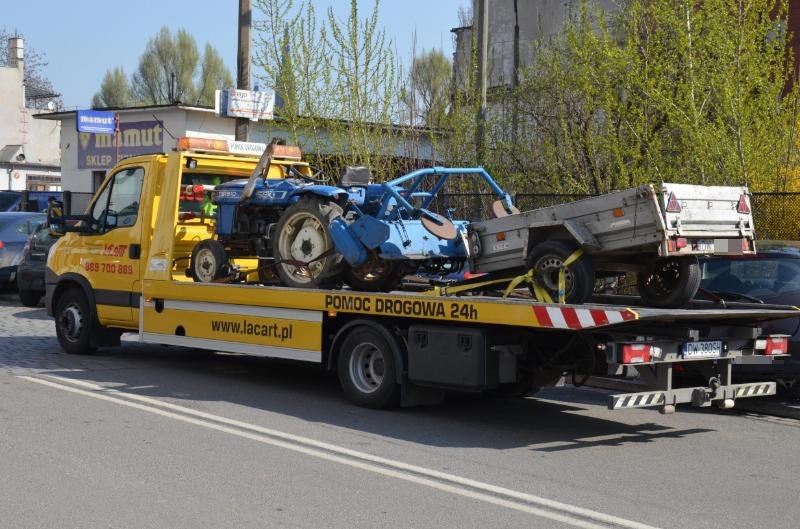 Wrocław: Wypadek na Sienkiewicza. Traktor blokował ruch (ZDJĘCIA)