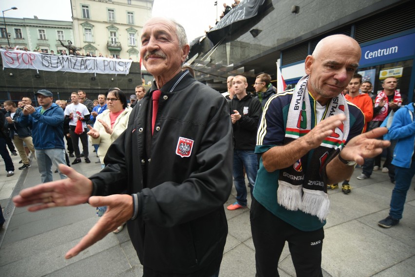 Manifestacja narodowców przeciwko uchodźcom i imigrantom na...