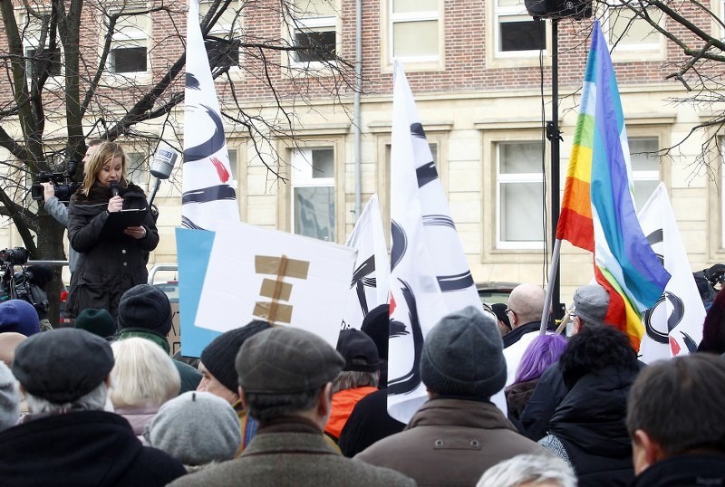 "Nie dla upartyjnienia sądów". Manifestacja KOD w Szczecinie [wideo]