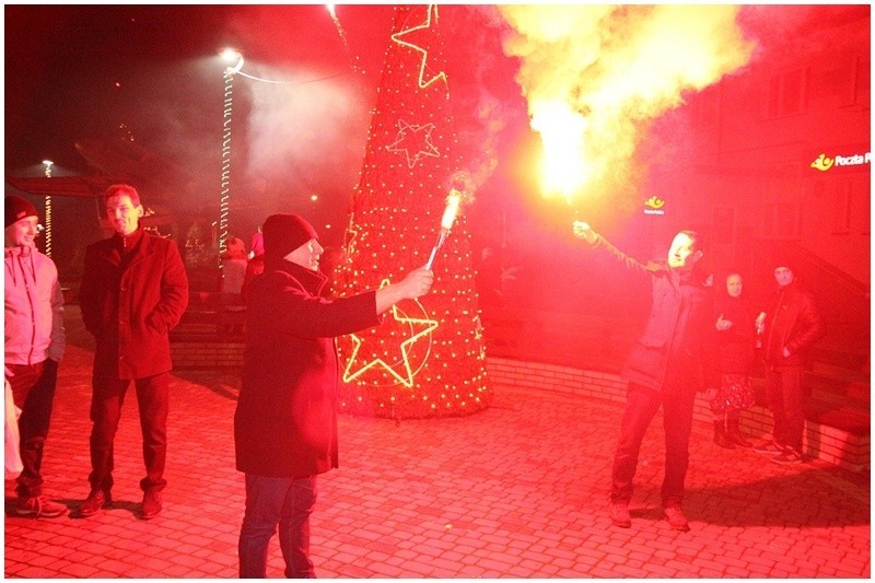 Z muzyką, tańcem i wystrzałami korków od szampana Mońki...