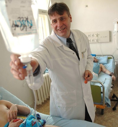 Paweł Jarmużek jest absolwentem Pomorskiej Akademii Medycznej w Szczecinie, doktorem nauk medycznych, ordynatorem oddziału neurochirurgii w Szpitalu Wojewódzkim w Zielonej Górze.