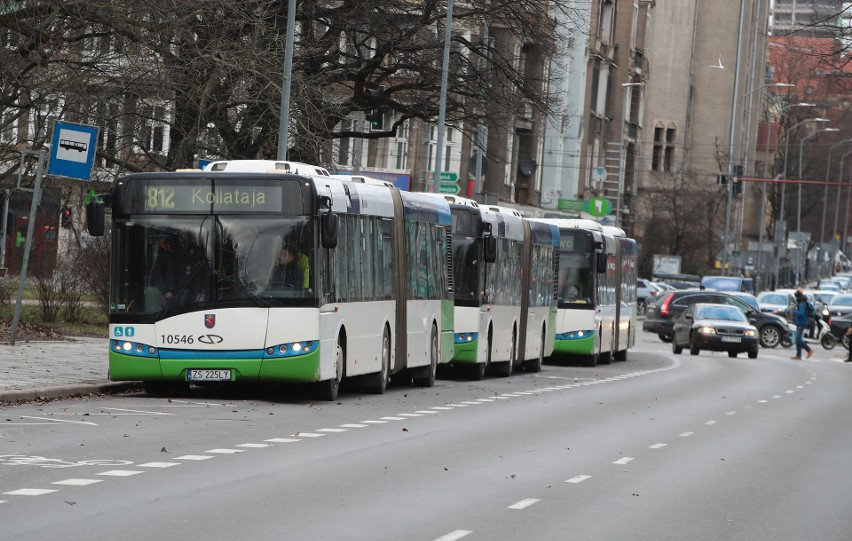 Przystanek przy Placu Kościuszki zawsze pełny? Dlaczego w tym miejscu jest tyle autobusów? 