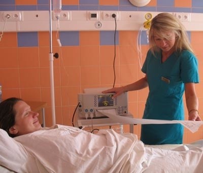 Pod opieką położnej Beaty Turkiewicz i nowoczesnego kardiotokografu oczekująca na przyjście na świat swojego pierwszego dziecka Katarzyna Kostek czuje się bezpieczna.