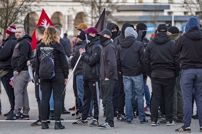 Kilkaset osób wzięło udział w Marszu Zwycięstwa, który w...