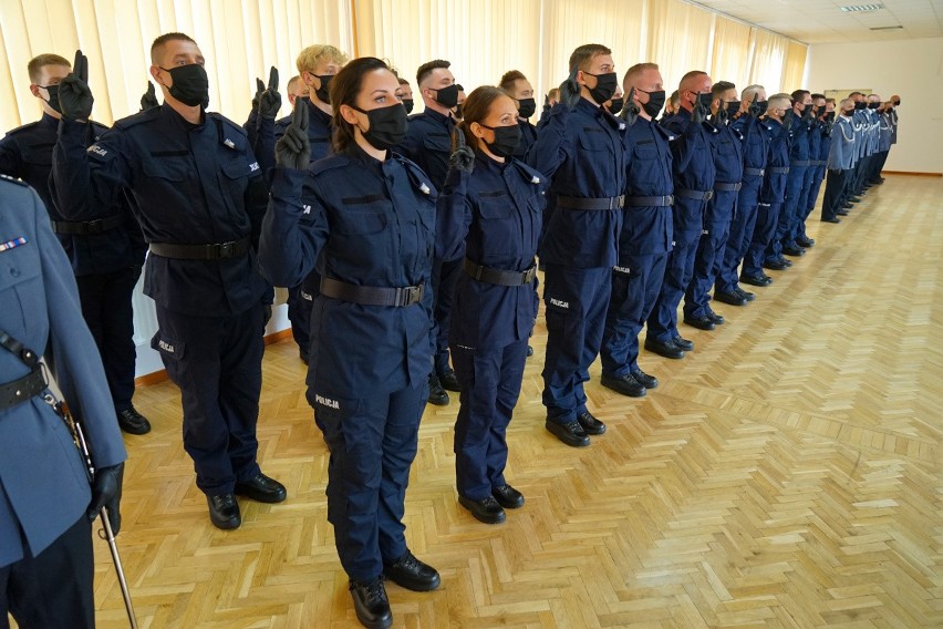 Awanse i ślubowanie młodych policjantów w KWP w Bydgoszczy