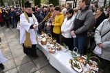 Wielka Sobota i poświęcenie pokarmów w Bazylice Katedralnej w Kielcach. Było wielu wiernych 