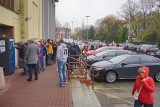 Skandal na parkingu MOSiR w Łodzi, co najmniej 45 minut w kolejce do wyjazdu. Zdenerwowani kierowcy i ogromne zamieszanie