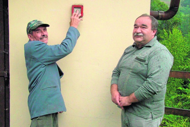 Strażacy Jan Skorut (z lewej) i Krzysztof Chorąży sprawdzają, czy syrena alarmowa w OSP jeszcze działa.