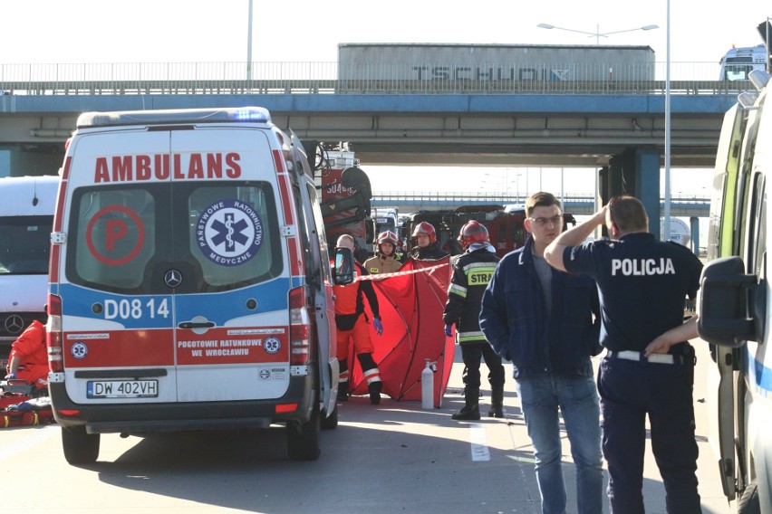 Śmiertelny wypadek na A4 we Wrocławiu. Człowiek spłonął w aucie 