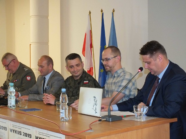 Prezydium konferencji w sali Olimpia Urzędu Miejskiego w Starachowicach