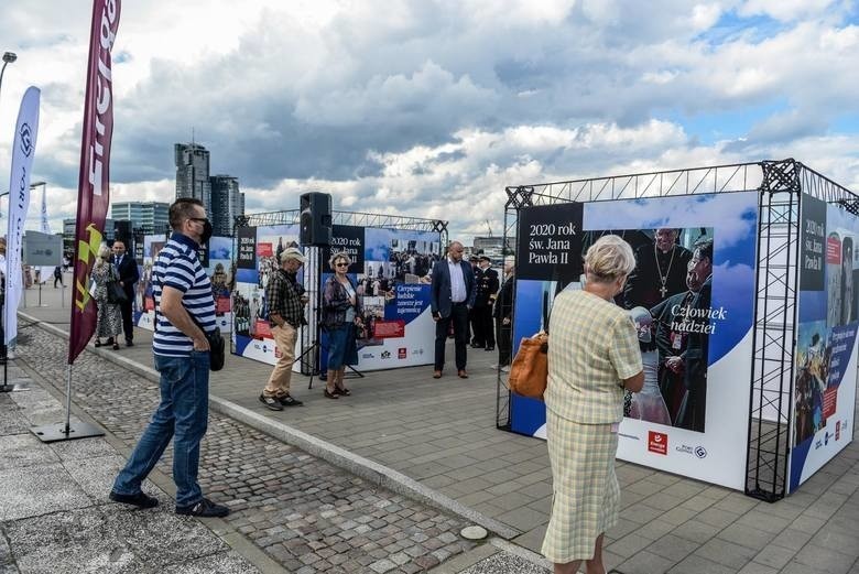 Gdynia: Wyjątkowa wystawa zdjęć Jana Pawła II na Nabrzeżu Pomorskim. Fotografie upamiętniają wizyty wielkiego Polaka na Wybrzeżu