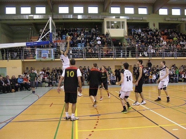 We wtorek w hali miasteckiego gimnazjum spotkały się czołowe drużyny Tauron Basket Ligi - Energa Czarni Słupsk i Trefl Sopot.
