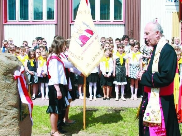 Przed budynkiem szkoły znajduje się obelisk ustawiony na pamiątkę 90. urodzin Jana Pawła II. Poświęcił go ksiądz dziekan Tadeusz Horosz.