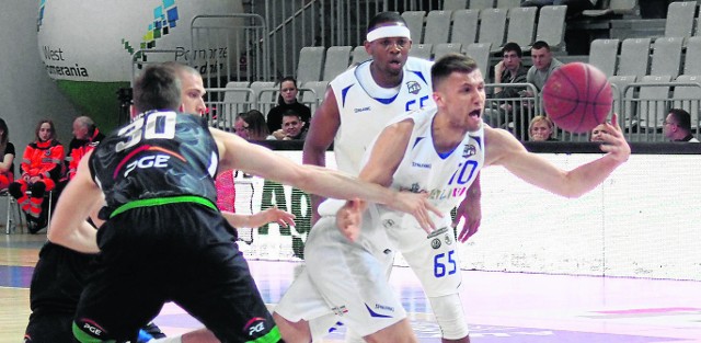 Koszykarze AZS Koszalin (białe stroje) dotrzymywali kroku gościom tylko przez pierwsza dwadzieścia minut rywalizacji