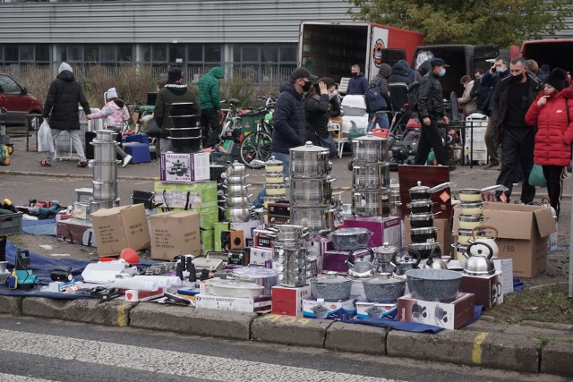 - Handlu prawie nie ma - mówił sprzedawca rowerów. - Od godziny 7 do godziny 11.30 o ceny zapytały raptem cztery osoby. Żadnego jednośladu jeszcze nie sprzedałem. Na giełdzie z głośników apelowano do sprzedających i kupujących aby przestrzegali reżimów sanitarnych. Przejście pomiędzy straganami ze względów epidemiologicznych rozszerzono o dwa metry. Zobacz CENY na kolejnych slajdach 