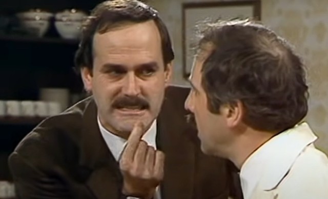 Będzie kontynuacja legendarnego serialu komediowego „Hotel Zacisze”. W roli głównej znów wystąpi John Cleese (na zdj. z lewej).