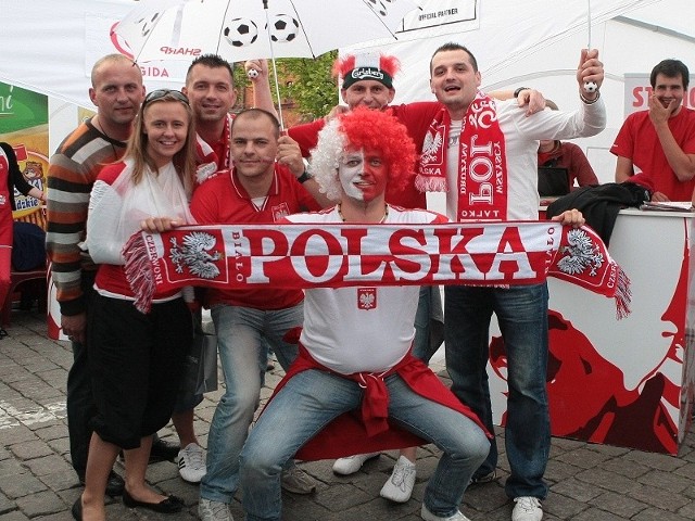 Kibice w całej Polsce wierzą w awans reprezentacji Polski do ćwierćfinału.