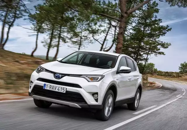 Toyota RAV4 HybridHybrydowa odmiana Toyoty RAV4 zajęła w tym zestawieniu pierwsze miejsce wśród samochodów wykorzystujących silnik spalinowy. Zgodnie z testami Consumer Reports samochód jest w stanie pokonać na jednym litrze paliwa ponad 9 kilometrów w czasie jazdy w dużym ruchu ulicznym i prawie 13 km podczas jazdy na trasie. Na polskim rynku ceny Toyoty RAV4 zaczynają się od 99 900 zł (silnik 2,0 o mocy 162 KM). Wersja hybrydowa w odmianie Premium wraz z pakietami Style i VIP kosztuje 137 700 (cena po rabacie w wysokości 17 tys. zł).Fot. Toyota