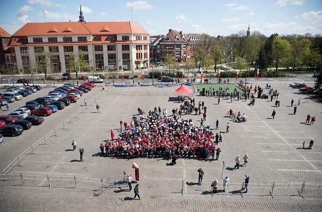 Kilkadziesiąt osób stworzyło żywą flagę w Słupsku