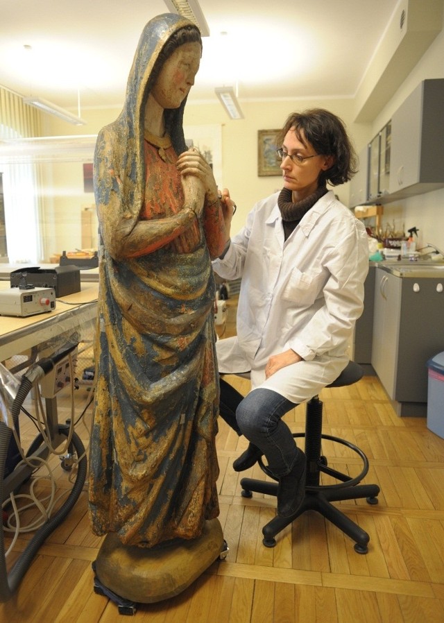 Mierząca 1,7 metra figura Matki Boskiej Bolesnej pochodzi z XV lub z XIV wieku. -  Sypie się polichromia i to trzeba uratować - mówi Beata Wewiórka,