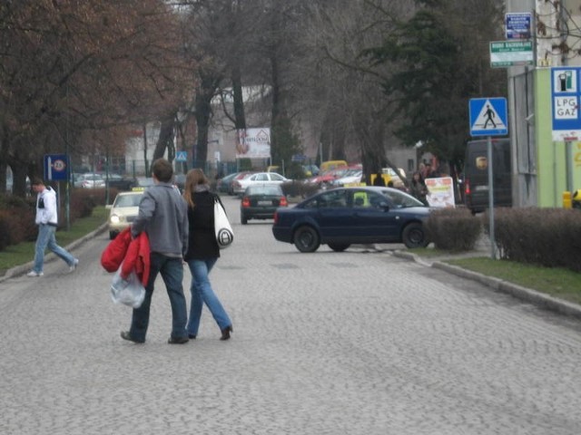 Piesi przechodzą przez ulicę z jednego do drugiego marketu nie bacząc na niebezpieczeństwo.