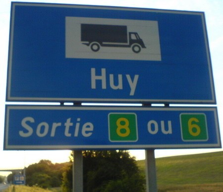 Wspomnienia z wakacji. Tablica przy autostradzie w Belgii.
