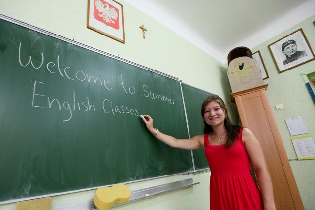 Dziewiętnastoletnia Anna Stone, mieszkanka Kansas, uczy za darmo języka angielskiego w Szkole Podstawowej nr 2 w Łapach.