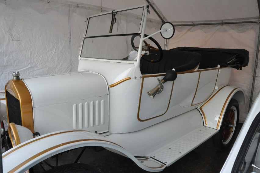- Forda T z 1923 roku pomalowałem na biało. Mam nadzieję, że...