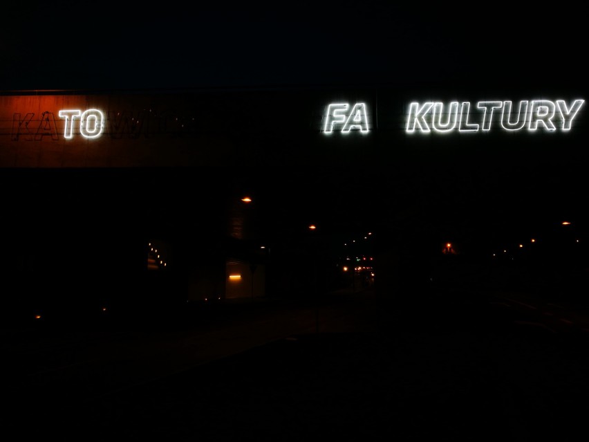 Falstart neonu w Strefie Kultury w Katowicach