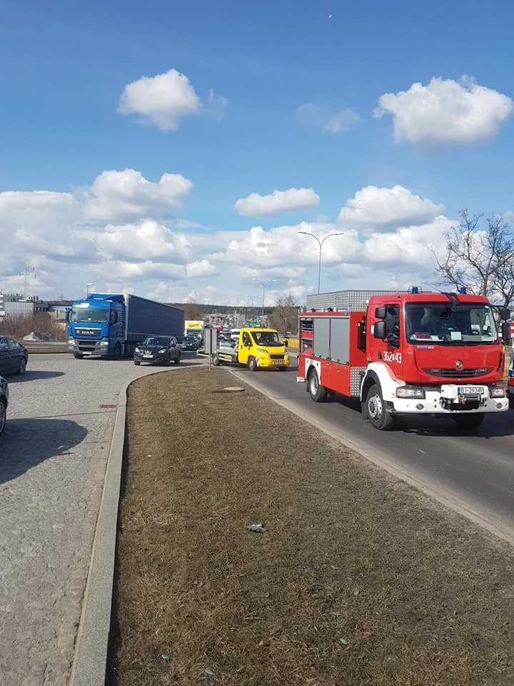 Białystok. Wypadek na Trasie Generalskiej na ul. Andersa. Zderzenie trzech pojazdów. Droga zablokowana [ZDJĘCIA]