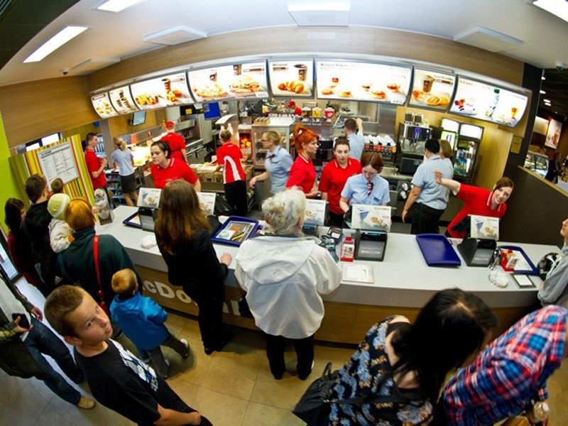 Klienci czekali na otwarcie McDonald's od 6 rano [film, zdjęcia] 