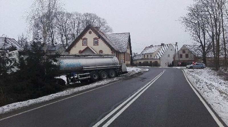 Ciężarówka przewożąca mleko wjechała na posesję jednego z...