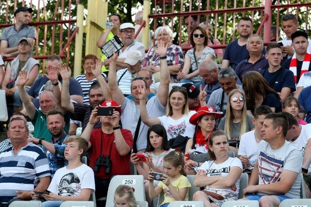 Zooleszcz Polonia Bydgoszcz pokonała Wilki Krosno 62:28. Bydgoska drużyna zgarnęła dwa punkty za zwycięstwo i bonus za wygranie dwumeczu (na wyjeździe zwyciężyła 46:44) i umocniła się w fotelu lidera II ligi. W niedzielę żużlowcy Zooleszcz Polonii jak zwykle mogli liczyć na wsparcie najwierniejszych kibiców. Zobaczcie zdjęcia z trybun przy Sportowej 2 >>>Zobacz: Wysoka wygrana Polonii, miły gość na trybunach (zdjęcia, wideo)DOŁĄCZ DO NAS NA FACEBOOKU