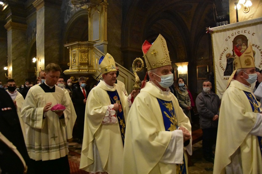 Uroczystej mszy świętej w Bazylice Katedralnej w Kielcach...