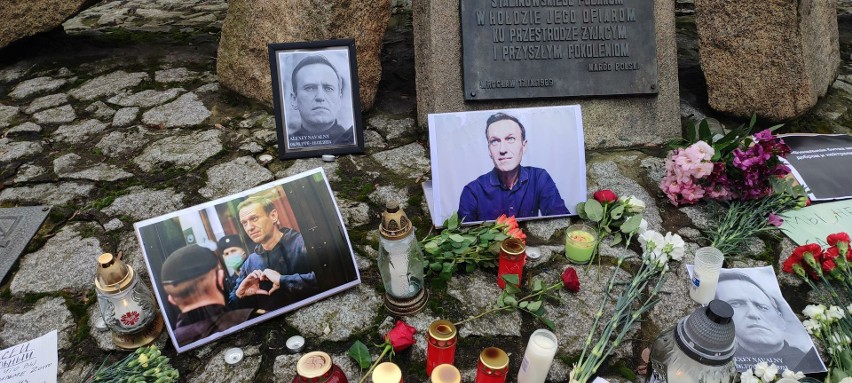 Tak wrocławianie żegnają Aleksieja Nawalnego, znanego...