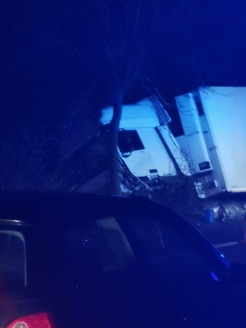 Śmiertelny wypadek pod Wrocławiem w Źródłach. Samochód osobowy zderzył się z ciężarówką