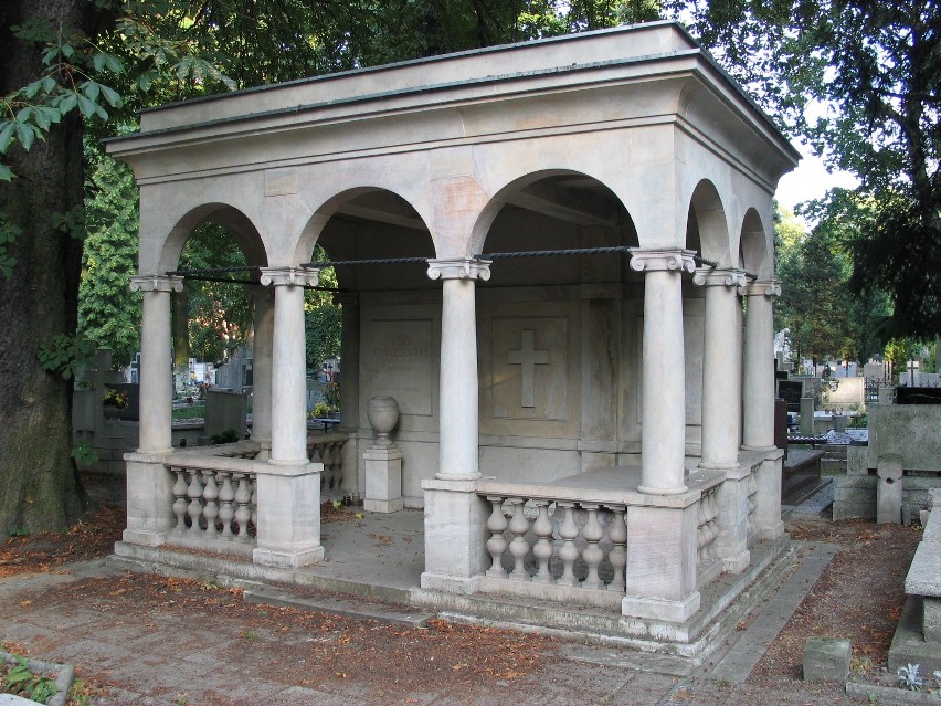 Stary Cmentarz w Łodzi, założony w 1855 roku, jest jednym z...