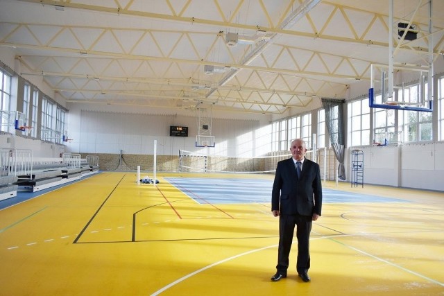 Wójt Rusinowa Andrzej Marian Wesołowski wizytował nową halę sportową po zakończeniu budowy.