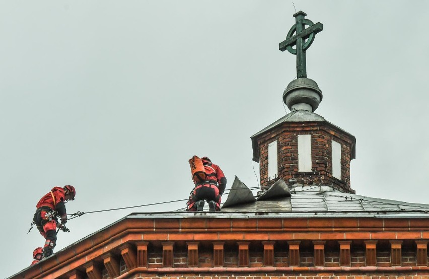 Strażacy z Bydgoszczy zabezpieczyli luźne elementy na dachu...