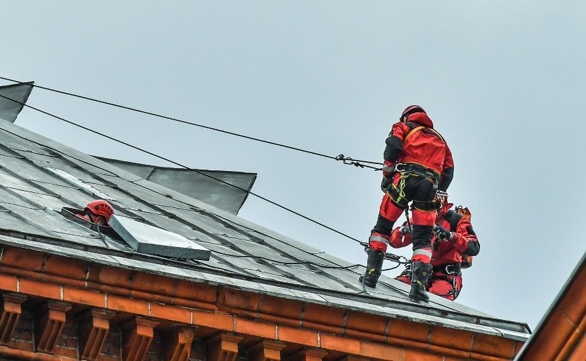 Strażacy z Bydgoszczy zabezpieczyli luźne elementy na dachu...