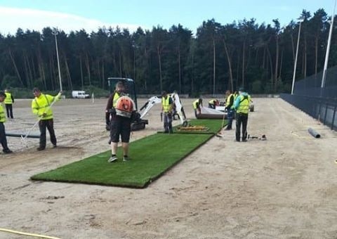 Dziś położono pierwsze płaty nowej murawy z rolek. Murawę...