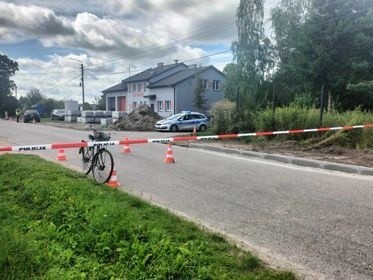 Niestety cyklista potrącony w gminie Stromiec, pomimo prowadzonej na miejscu reanimacji - zmarł.